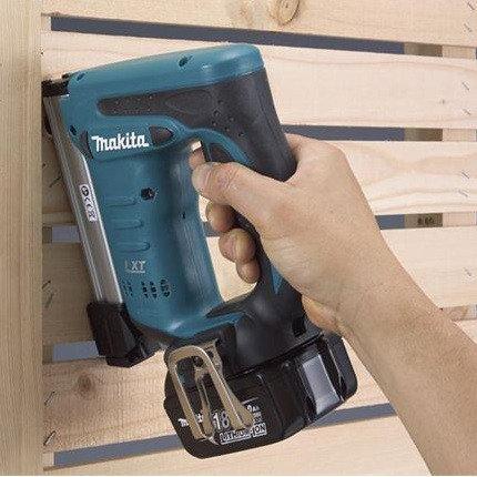 Аккумуляторный степлер Makita DST221Z_1