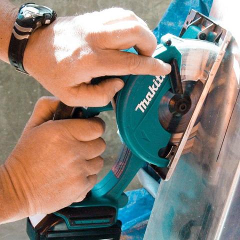 Аккумуляторная дисковая пила по металлу Makita DCS550Z_2