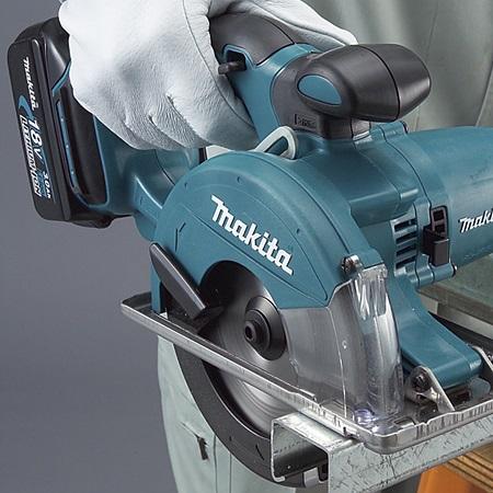 Аккумуляторная дисковая пила по металлу Makita DCS550RFJ_1