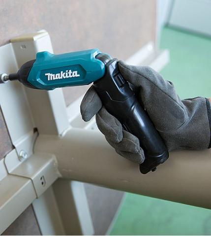 Аккумуляторный шуруповерт Makita DF001DW_1